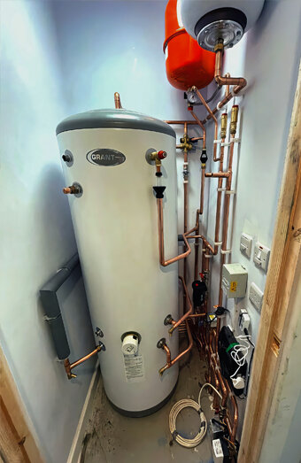 https://glendaloughhotwater.com.au/uploads/2025/06/gas-hot-water-system-11703.jpg